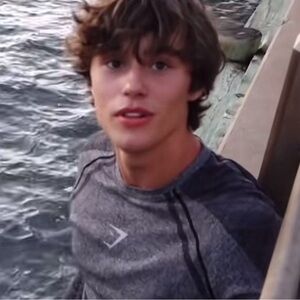 ISO (In search of) gym shark devant longsleeve or short sleeve small or medium